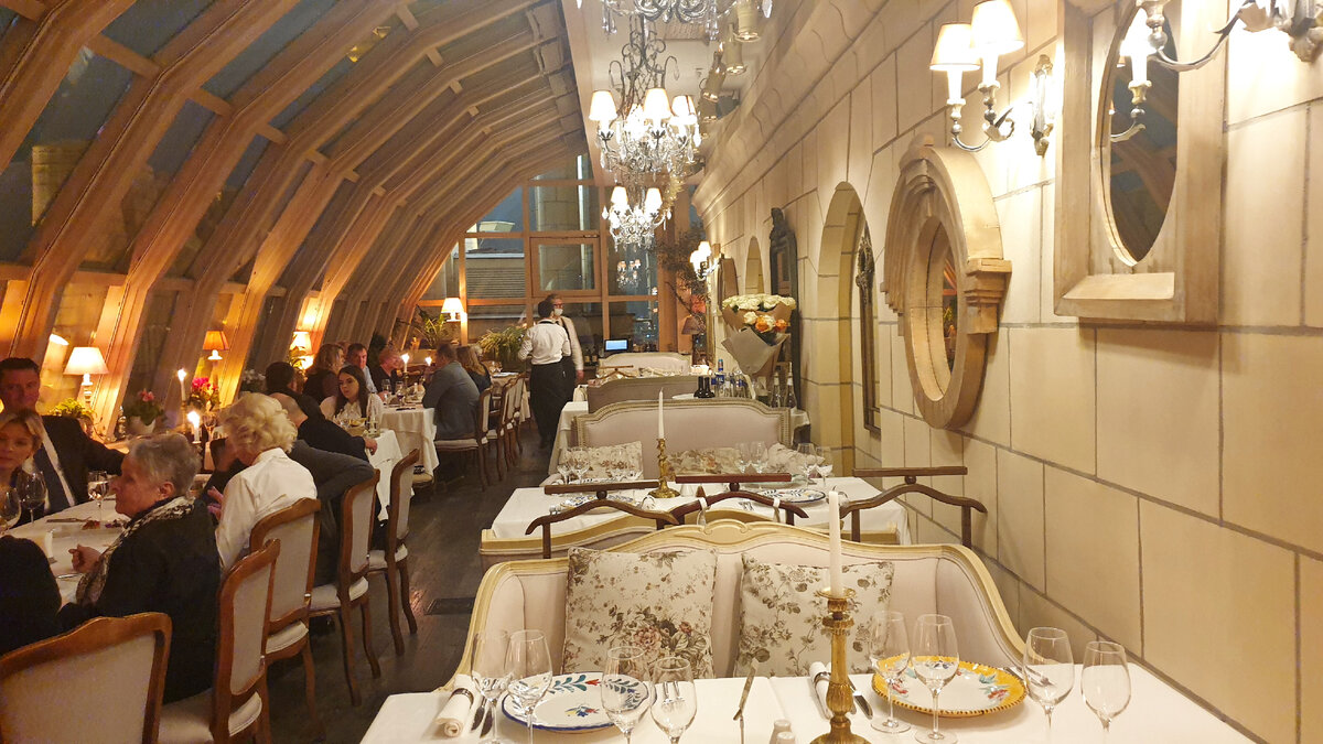 Общий вид одного из залов. Окна слева