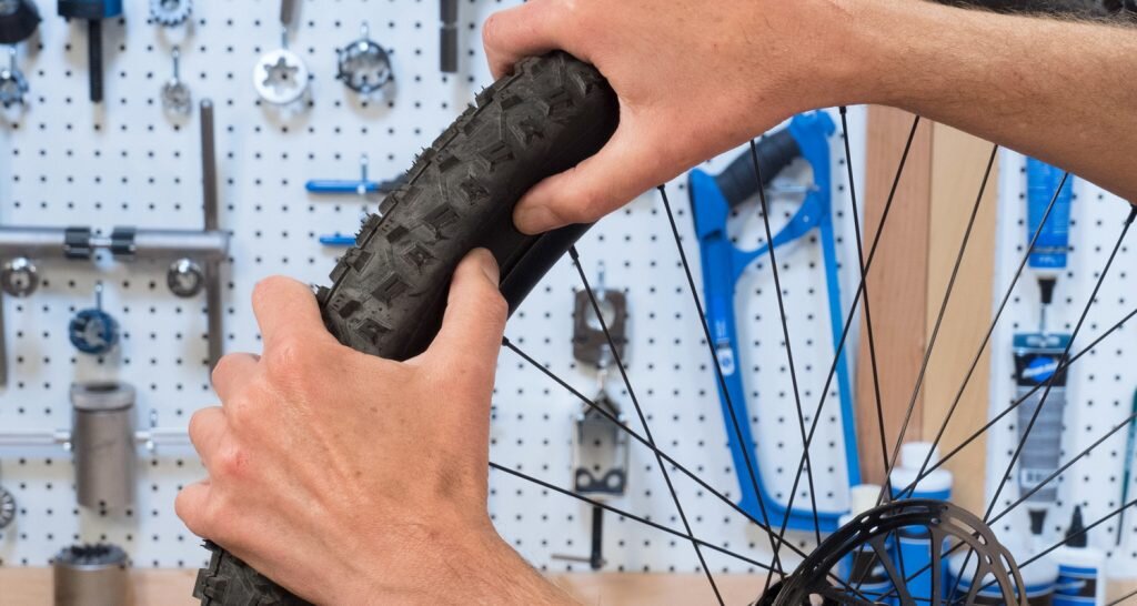 Едва ли на планете найдется владелец велобайка, который хотя бы раз не сталкивался с проблемой спущенного колеса. Особенно неприятно, когда оно спускает во время поездки и вместо активного движения необходимо экстренно останавливать велосипед и клеить резину. Причин возникновения этой ситуации может быть несколько и даже новые камера и покрышка, только что установленные на велосипед, не являются 100-процентной гарантией того, что камера внезапно не станет проблемой. Разобраться, почему спускает колесо на велосипеде, поможет эта статья.