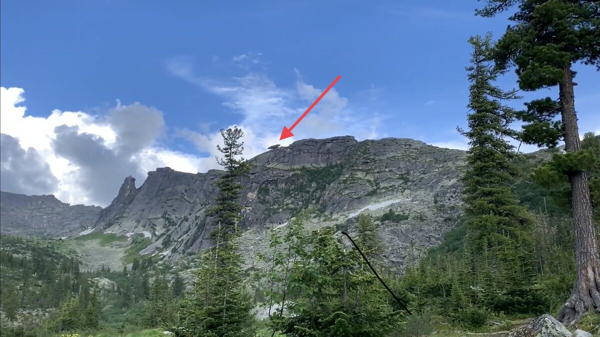 Висячий камень. Вид от оз. Радужного