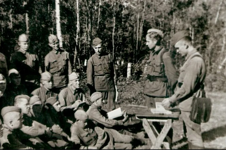 Воины 16 литовской стрелковой дивизии. Политзанятия с комсомольцами.