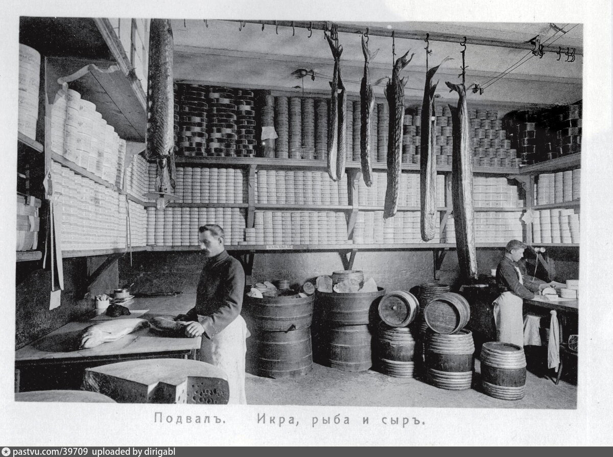 Подвал "Елисеевского" магазина, в котором хранились рыба, икра и сыры, 1901. С сайта www.pastvu.com.