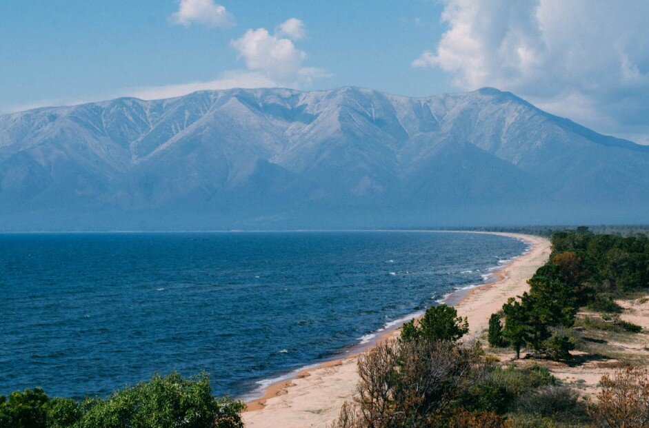 Сибирь обладает невероятным по красоте рельефом и огромным туристическим потенциалом (на картинке - Баргузинский залив - самый крупный и глубокий залив Байкала)