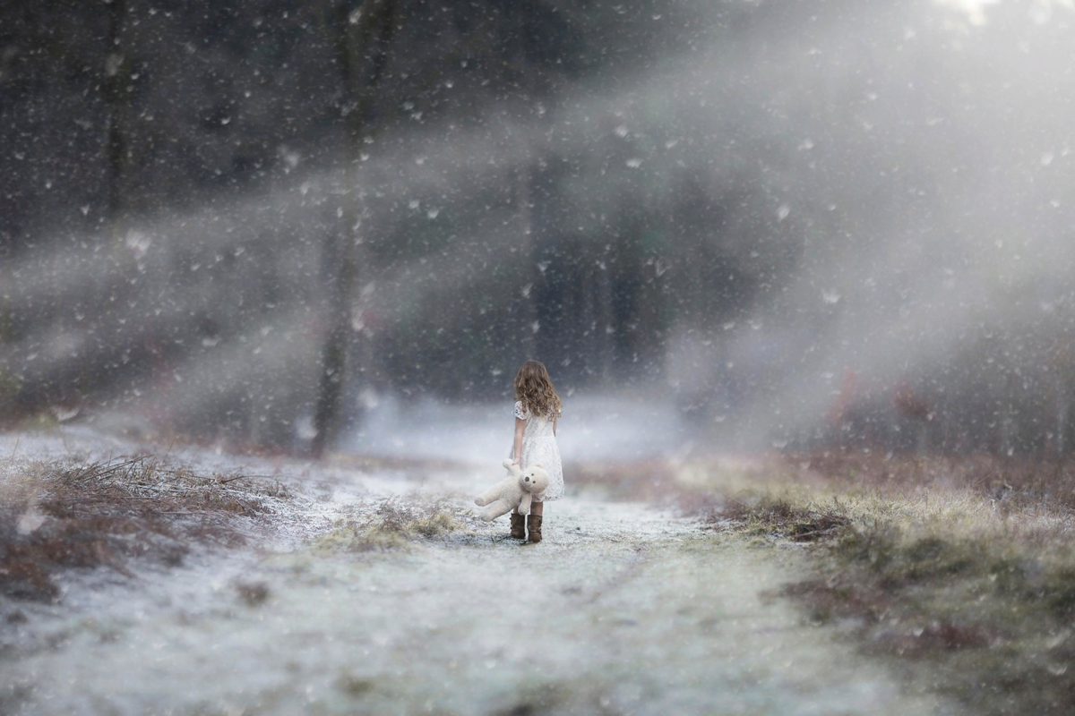 Шагающий по ветру. Девушка в тумане. Метель. Девушка в снегу. Зима одиночество.