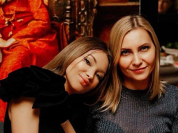 На заход Евгения Феофилактова с сестрой Натальей Комаровских. Фото: instagram.com/evgeniyafeofilaktova/