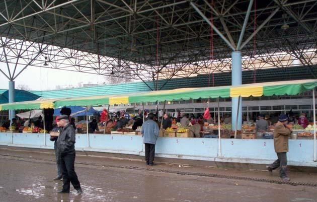 Зима, старый базар.