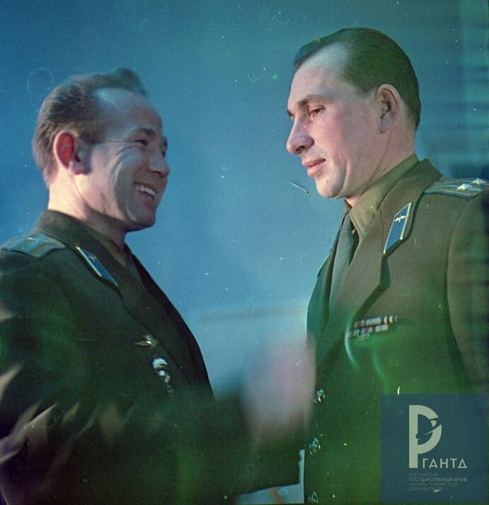 Космонавты А.А. Леонов и П.И. Беляев за беседой в период подготовки к полету на КК "Восход-2". РГАНТД. Арх. № 1-1282 цв