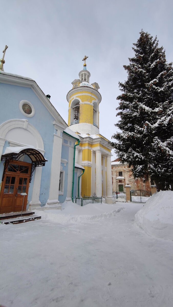 Церковь и колокольня около усадьбы Алабино