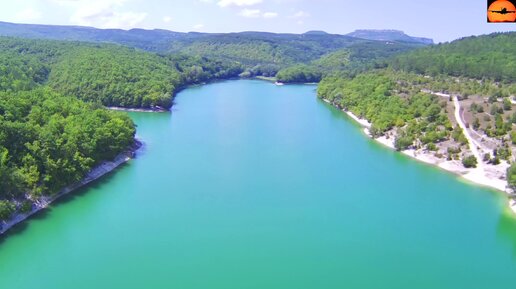 Озеро в Крыму, как с рекламной картинки - бирюзовая вода в окружении зелёных лесов. СЪЁМКА С ДРОНА.