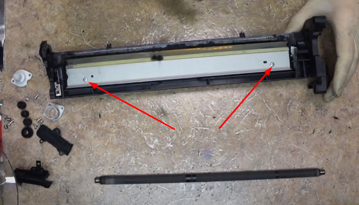 Фото 32. Перед очисткой бункера от отработанного тонера снимаем уплотнитель