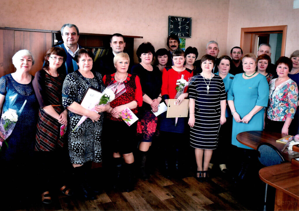 На фото: Галина Николаевна Сарычева, Наталья Каратаева, Татьяна Ивановна Яркова, Надежда Георгиевна Мордвинова, Елена Георгиевна Надешкина, Альфия Ахтямзямова, Валентина Владимировна Сецко, Надежда Александровна Павлинская, Татьяна Петровна Климова, Ирина Владимировна Султанбекова, Галина Павловна Гуляева, Тамара Николаевна Ларина, Татьяна Владимировна Выборнова с представителями Администрации города Енисейска