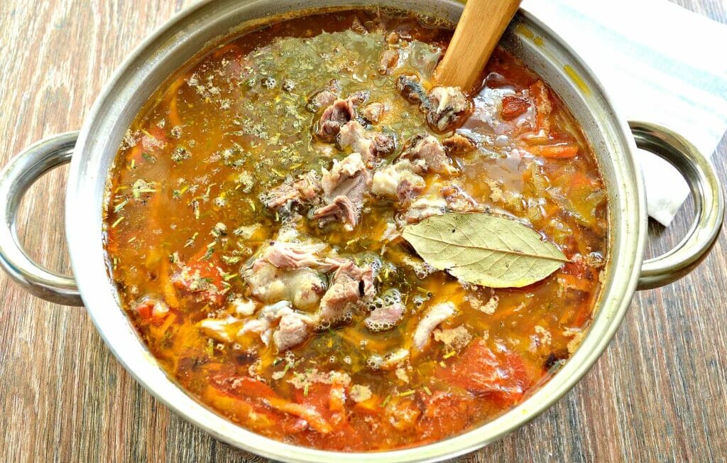 Говяжьи голяшки и ветчины, нарезав небольшими кусками, приставить в горшок с водою париться. Между тем кислую капусту перемыть в воде, отжать и приставить поварится особливо с малым кусочком коровьего масла. Когда капуста поотварится мягко, выложить оную на сито, а потом к голяшкам в горшок прибавить крошенного луку, и поставить в печь, продолжать варение, пока капуста совершенно разварится . 
Решетного (хлеб из пшеничной муки, просеянной через сито) хорошего хлеба накрошить сухариками, обжарить в говяжьем сале, или масле коровьем.

Щи приправить немного перцем и сметаною , выложить в чашу и сухари.

Похожие рецепты:

Щи полные: рецепт 19 века

Кислые простые, искусственные и суточные щи: старинный рецепт