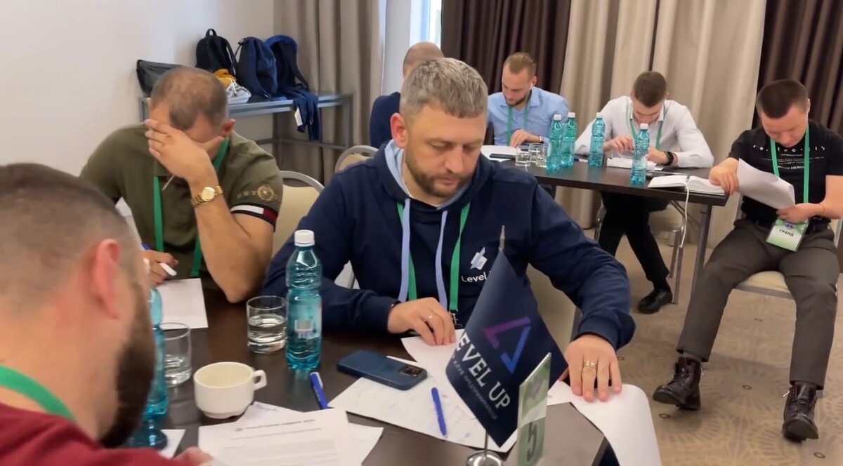 Участники клуба во время бизнес-игры "Государство" 