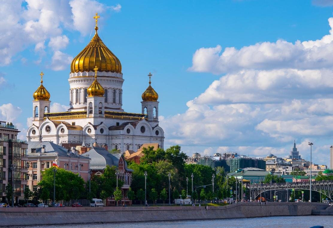 Фото из сети: Храм Христа Спасителя, г.Москва. Исторически его возведение совершено в благодарность за спасение нашего Отечества в войне 1812 года. На праздник Преображения Господня 19 августа 2000 года воссозданный храм был освящён великим чином Святейшим Патриархом Московским и всея Руси Алексием II, участниками Архиерейского Собора Русской Православной Церкви