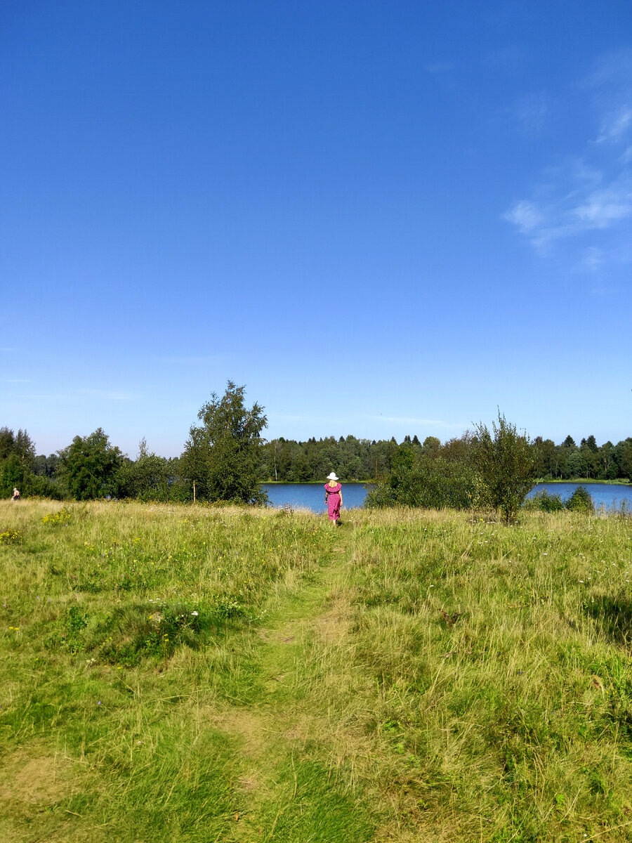 Мама идет к озеру, вся такая нарядная