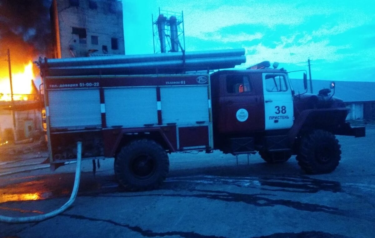    В Пристени Курской области горели складские помещения на площади 1500 м²