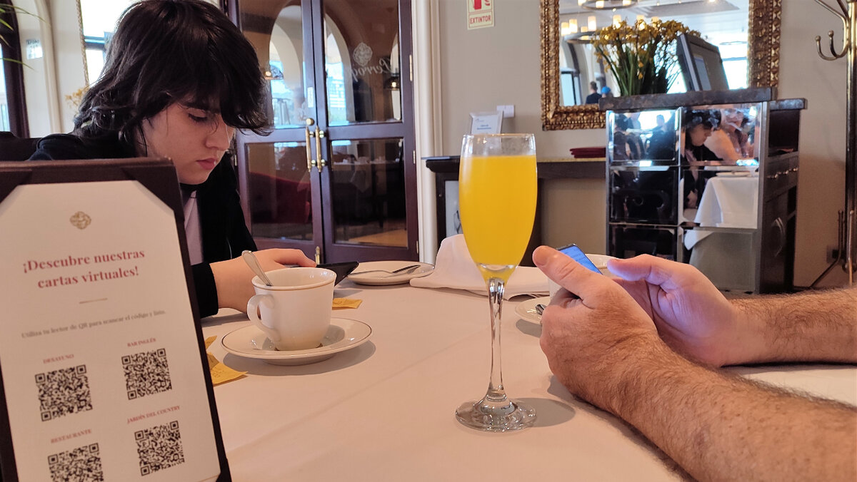 Наговорились, и  ушли в телефоны )))