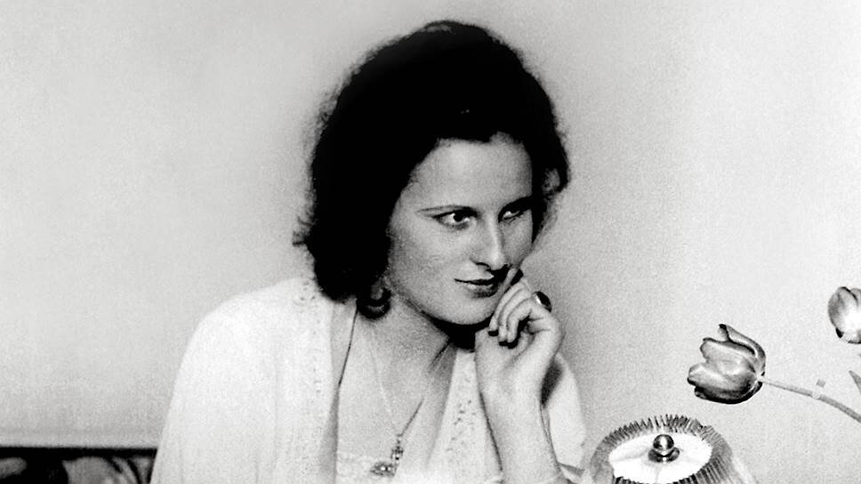    «Никакая боль не казалась мне сильной, никакие нагрузки — чрезмерными»   
Берта Хелена Амалия Рифеншталь родилась 22 августа 1902 года в Берлине в семье бизнесмена, владевшего фирмой по производству вентиляционного и отопительного оборудования. С детства Лени увлекалась танцами и театром, но в балетную школу ее приняли только в 19 лет. Уже через год ее признали лучшей ученицей и предложили длительный контракт, включая турне по Европе AP
