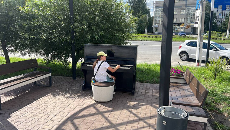    Пианино установлено на пешеходной зоне Проспекта Мира