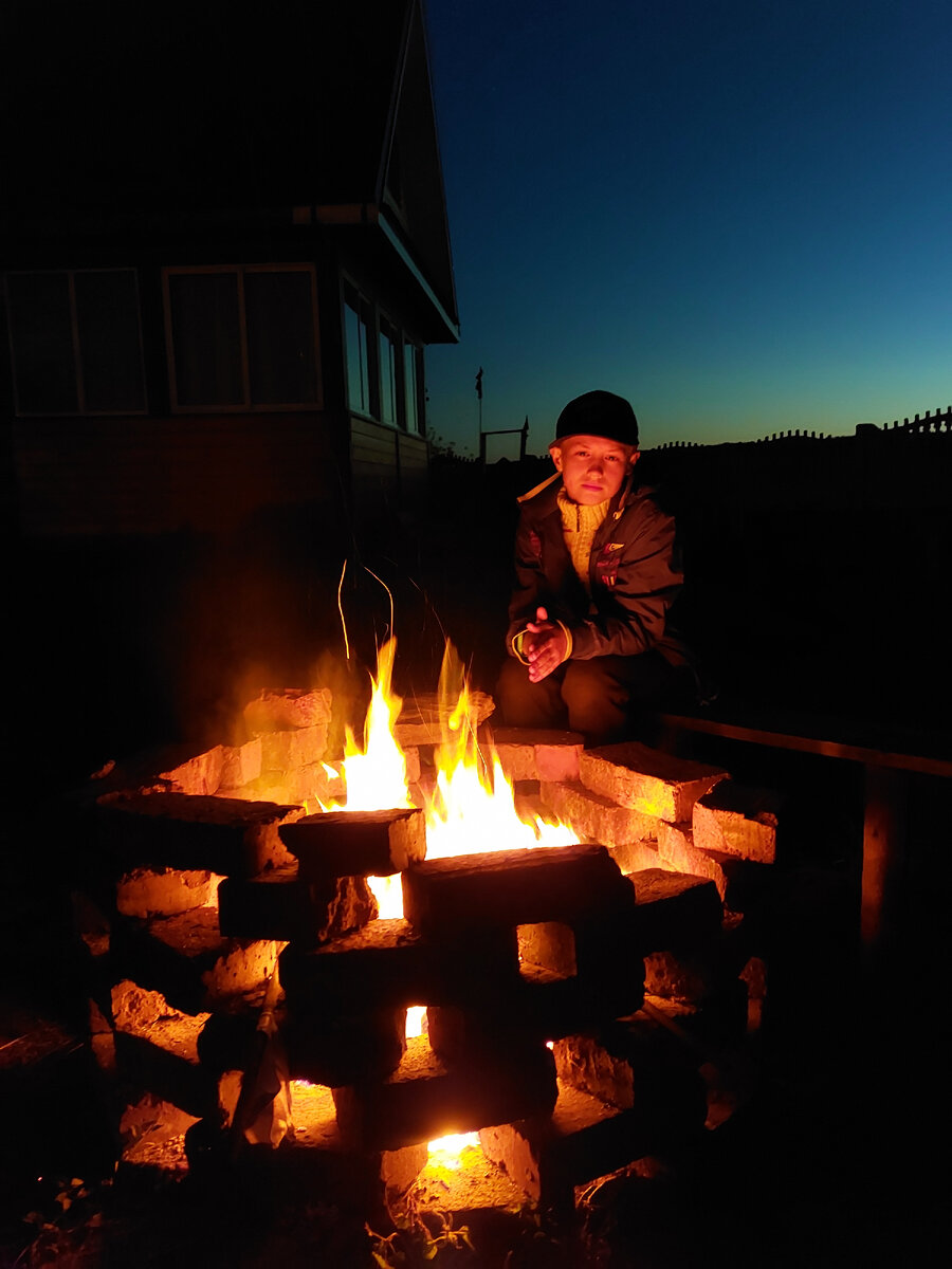 Сын Алексей сидящий у костра