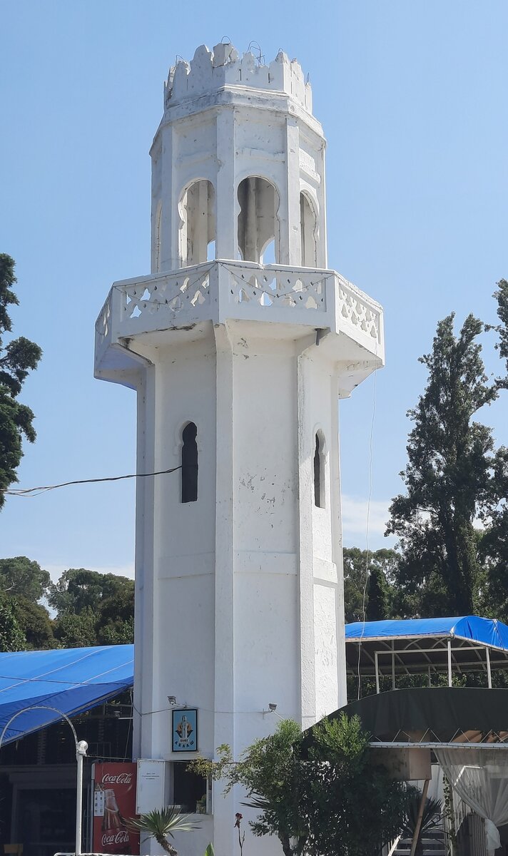 Едем дальше по Абжуйскому шоссе в посёлок Агудзера. Расстояние между Сухум и пос. Агудзера 12 км. по асфальтовой дороге. Знаменитая башня Николая Смецкого на пляже в мавританском стиле. Кафе и парковка рядом.  