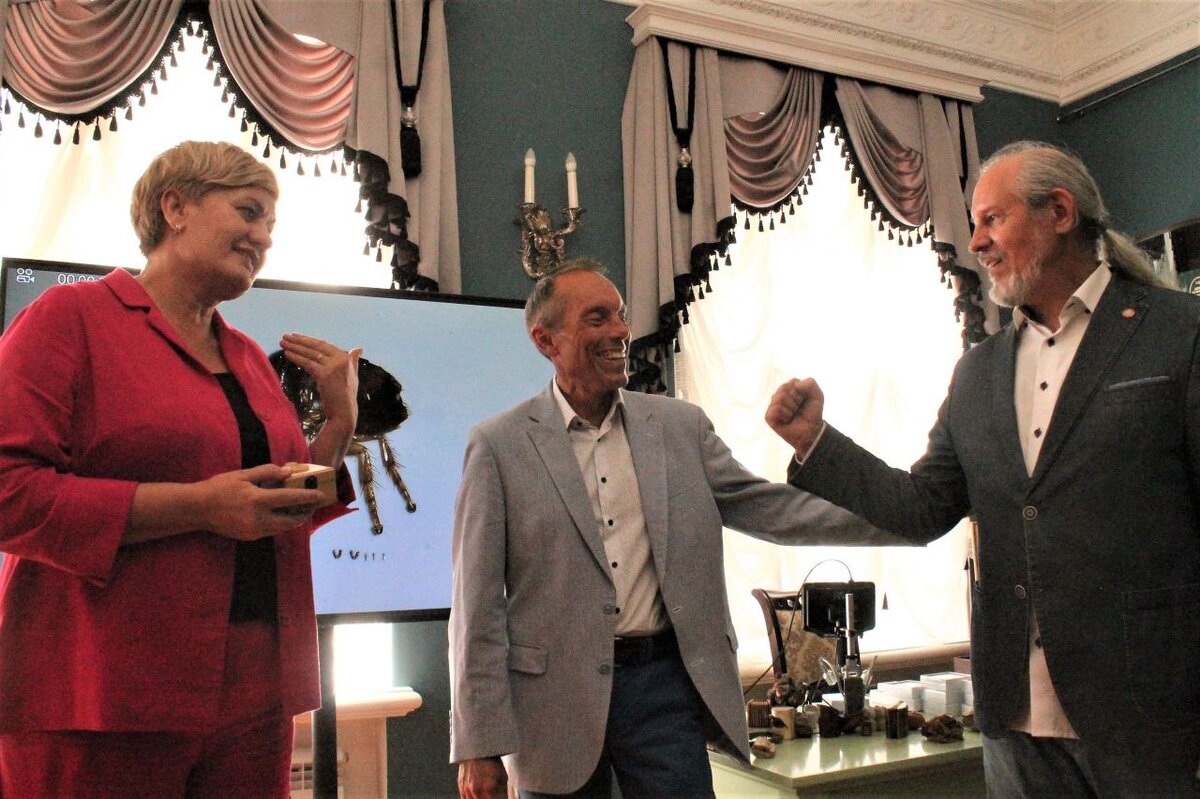  📷    Оренбургу подарили самый миниатюрный экземпляр книги «Капитанская дочка» Андрей Севостьянов