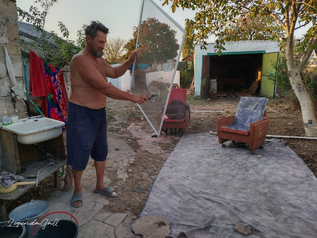 Это он кисточкой машет