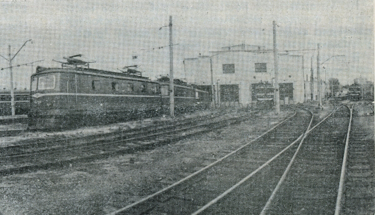 Электровозы ЧС1 в локомотивном депо Днепропетровск, примерно 1969 г. Скан из буклета «50 лет институту ДнепроГипроТранс», 1981 г.