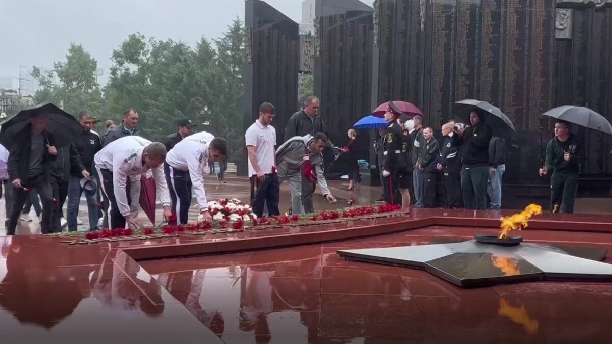     Олимпийские чемпионы приняли участие в церемонии возложения цветов к Вечному огню площади Славы, чтобы сохранить и передать память о подвигах Героев Великой Отечественной войны.