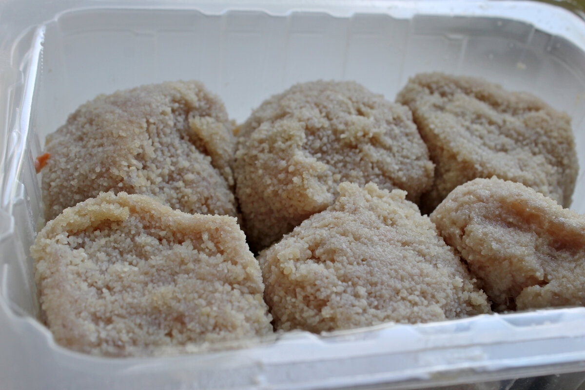 Слева в верхнем углу - котлета, которую я "препарировала" на предмет содержания.