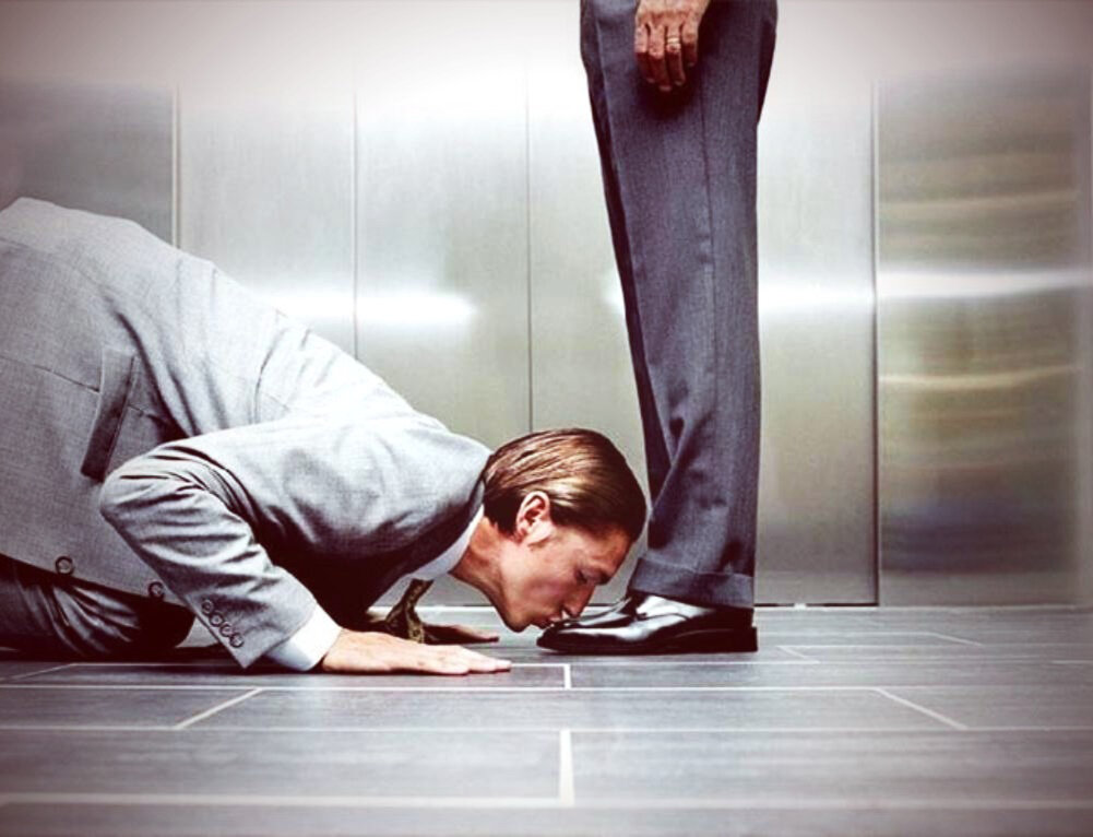 Эту историю я услышал от одного своего знакомого, работавшего в крупном банке в Москве. У владельца банка был собственный лифт. Он увольнял тех молодых сотрудников, которые по незнанию позволяли себе пользоваться лифтом босса.