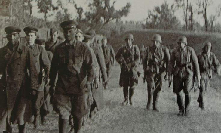 Пограничники брестской крепости. Пленные Брест 22 июня 1941. Пленные пограничники 1941. Пленные в Бресте июнь 1941. Пограничники Брестская крепость 1941.