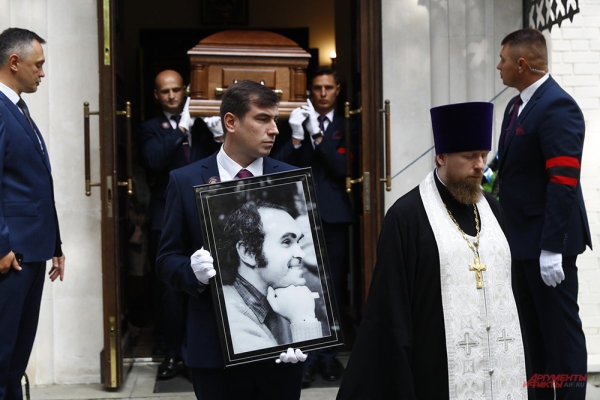    Рядом с Инной Чуриковой.