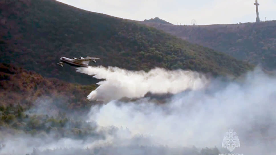 Фото: МЧС РФ📷Пожар в Геленджике пришлось тушить не только на земле, но и с воздуха