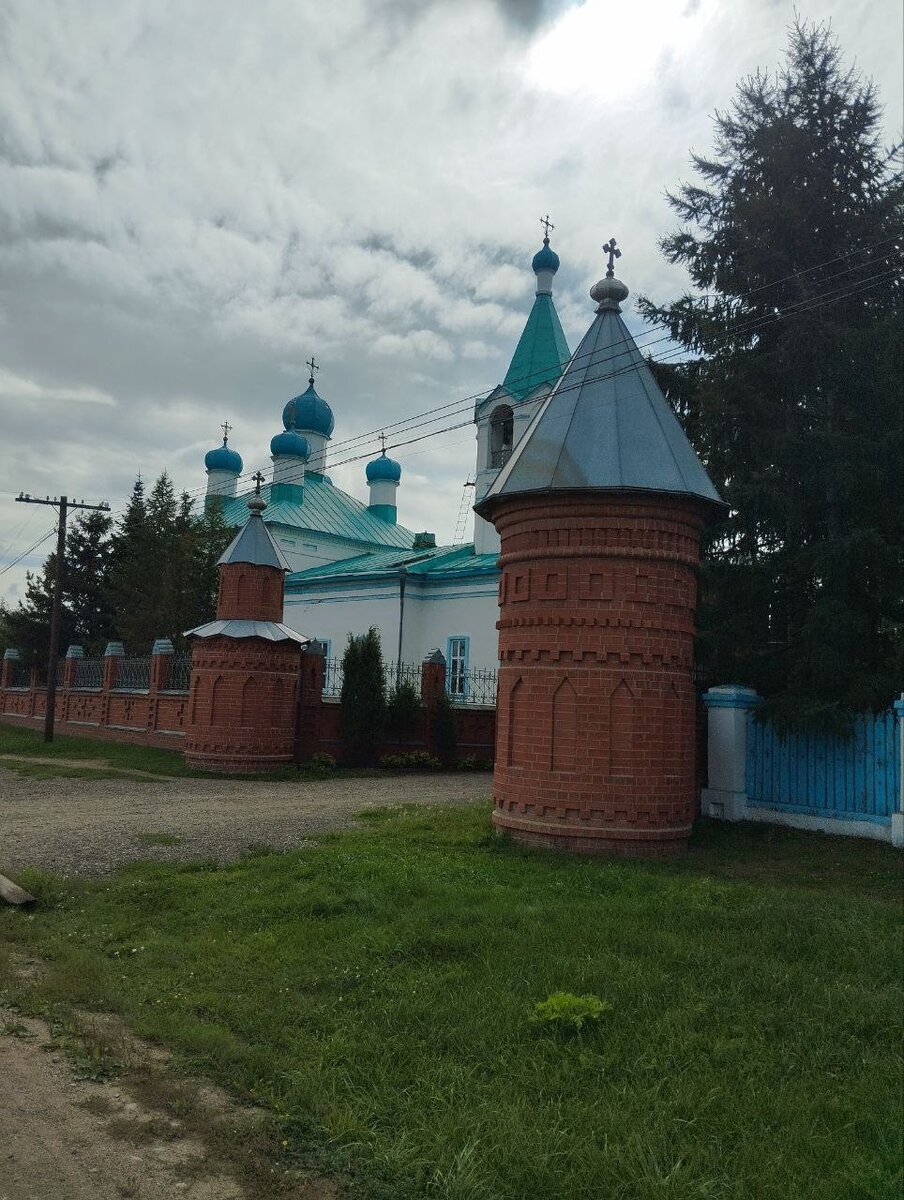 на входе в центральные ворота монастыря, фото автора