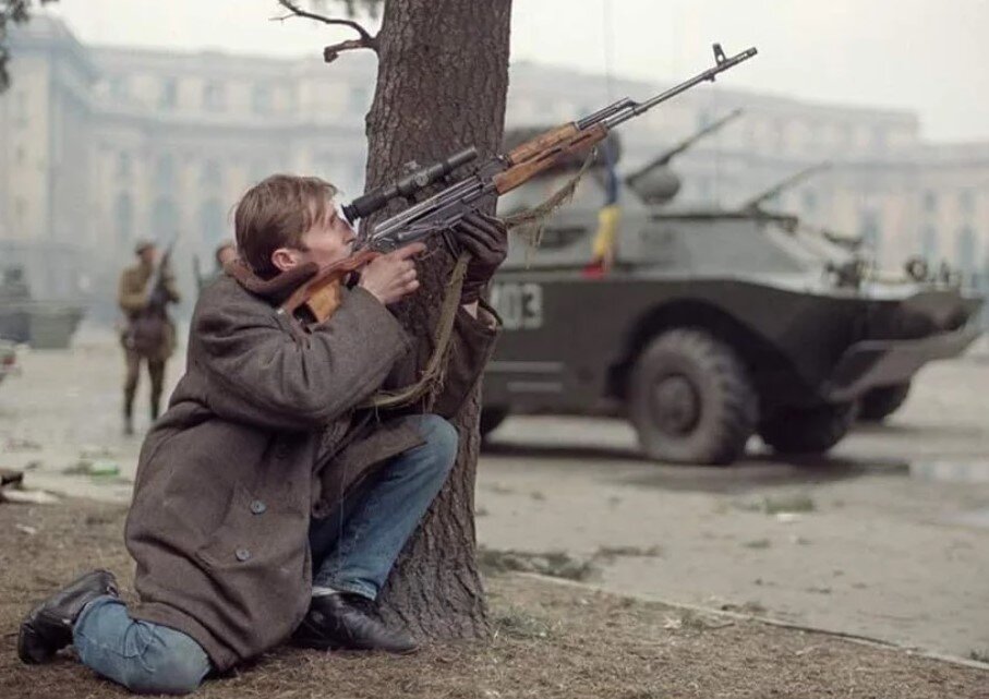 Гражданский с снайперской винтовкой во время революции в Румынии (декабрь, 1989).