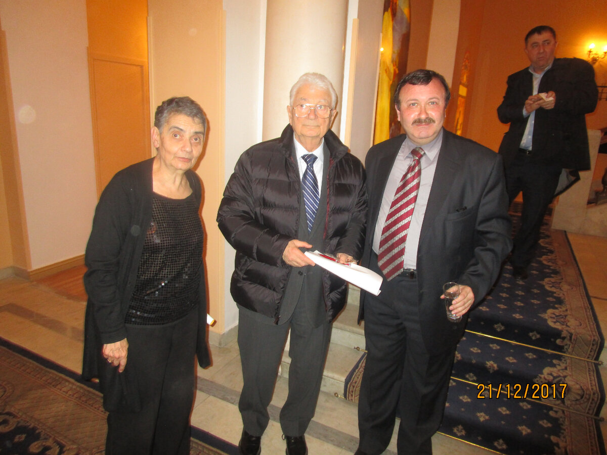 2023 год является юбилейным для великого учёного, физика-ядерщика Юрия Цолаковича Оганесяна. 14 апреля он отметил своё 90-летие. Состоялся ряд праздничных мероприятий. А впереди предстоят ещё.-6