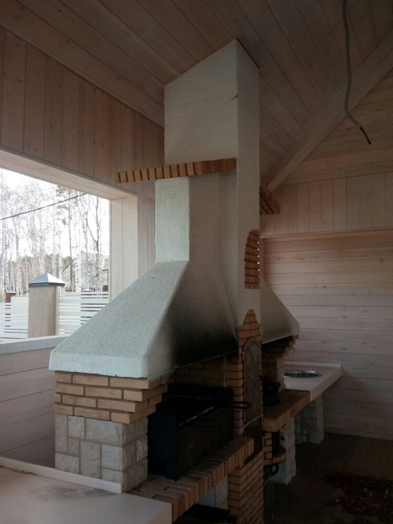 Дымит и мангал, и тандыр.