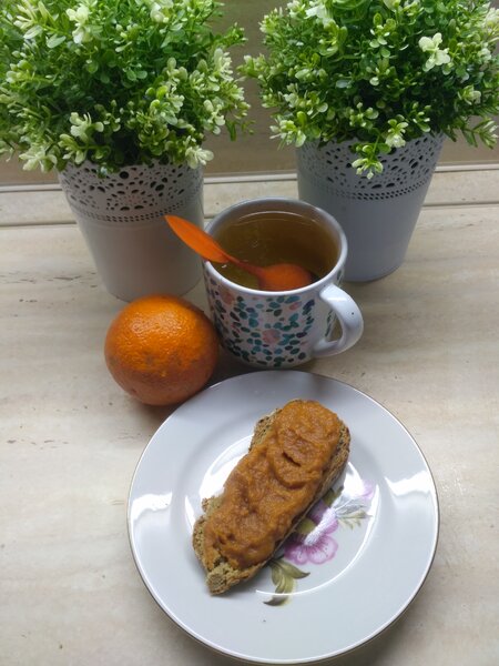 Фотография перекуса: бутерброд с икрой и апельсин