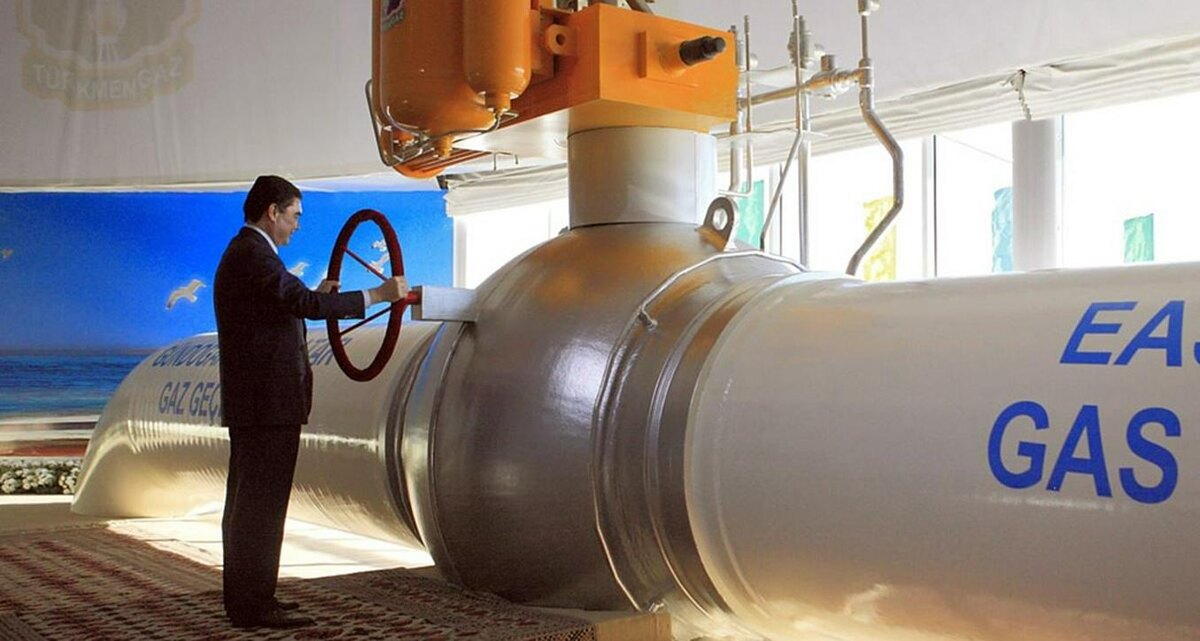 ГУРБАНГУЛЫ БЕРДЫМУХАМЕДОВ НА ЦЕРЕМОНИИ ПУСКА ГАЗОПРОВОДА. ФОТО С САЙТА AZATHABAR.COM