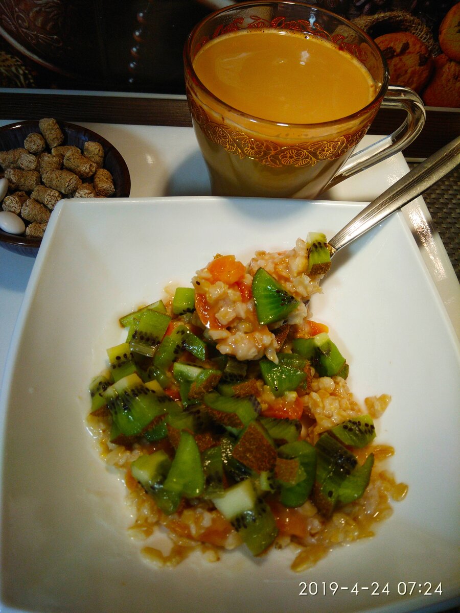 Овсянка - 100 гр(готовая, без масла и соли), киви - 1 шт, курага 3 шт, 256 ккал порция