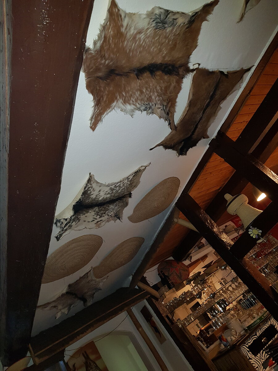 Козьи шкурки украшают потолок