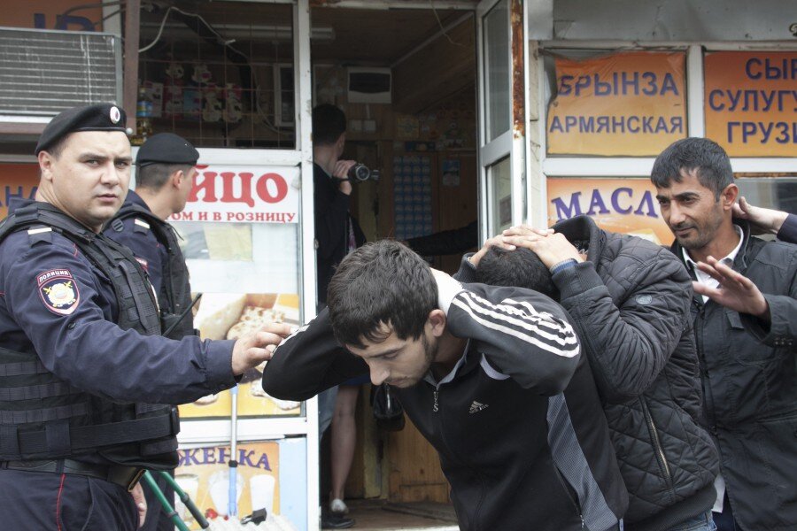 Таджики преступники. Таджик на рынке. Мигранты на рынке. Преступность мигрантов.