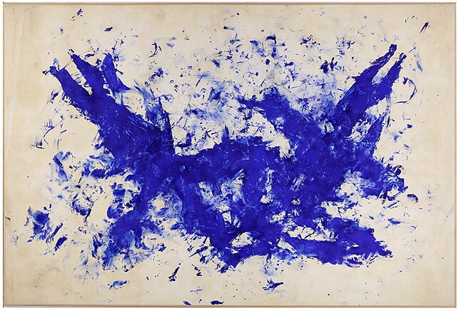 Ив Кляйн Антропометрия, без названия (ANT 104). 1960 вид экспозиции Fondation Louis Vuitton, Париж © Succession Yves Klein c/o Adagp, Paris, 2019. Crédit photo : © Fondation Louis Vuitton /Marc Domage