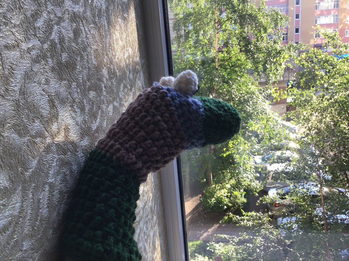 Привет, меня зовут Афанасий. Я Носок с большой буквы, так моя бабушка говорит. Бабушка, в смысле, которая меня связала. Она вообще-то нормальная, и не смотрите, что она меня летом связать решила. У нее внучка городская, вот бабуля заранее и беспокоится об утеплении молодежи. Пока с крючком сладишь да ровно все сделаешь, пока отправишь...