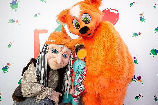 В зале магазина трудятся приятные продавщицы, не как на фото))