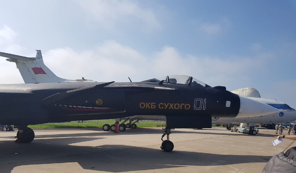 Су-47 на авиасалоне МАКС-2019. Фото авторское 
