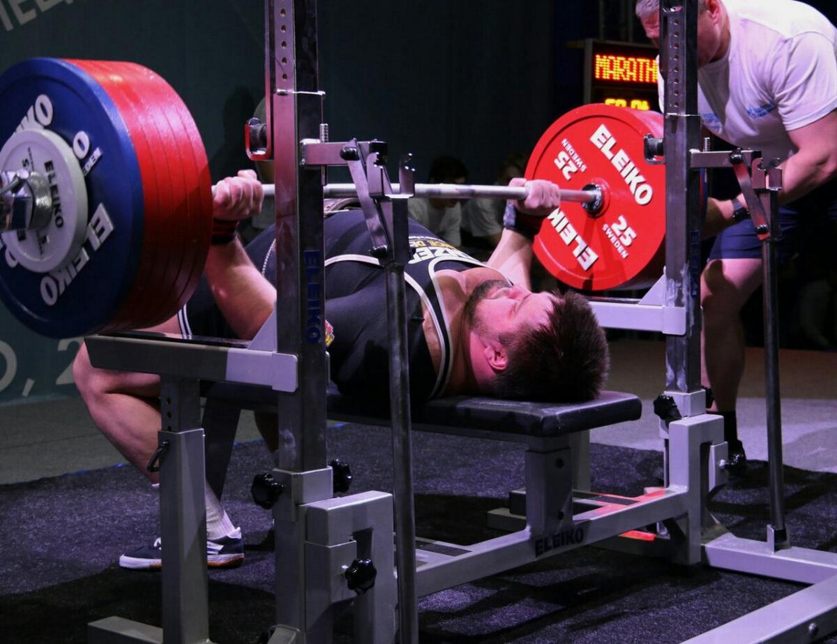 Выполнение жима лежа.