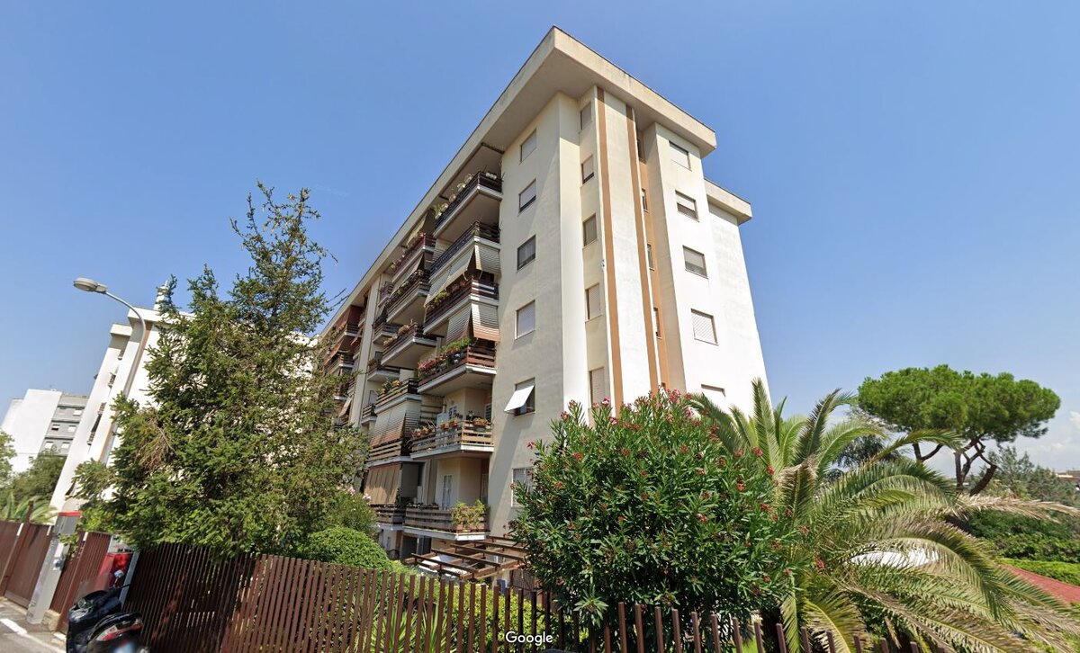 Обратите внимание: никакого разномастного остекления, никаких прыщей-кондиционеров на фасаде. Все централизованно и в едином стиле. Кондиционирование продумано для всего дома и выведено на крышу (или на балконы, но так, чтобы не было видно с улицы). 