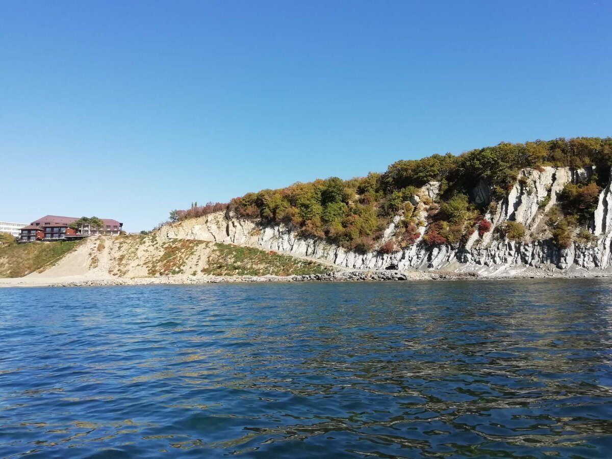 вид с моря на "стояночный пятачок"