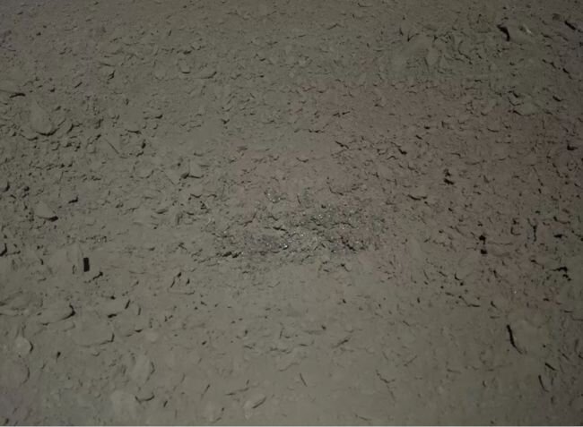 Китайский лунный ровер Yutu 2 запечатлел это изображение из стеклообразного материала с края небольшого кратера.(Изображение: © CNSA / CLEP) 